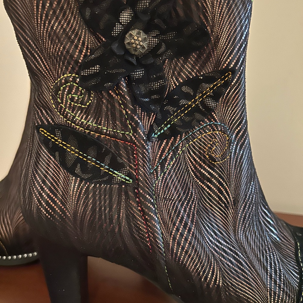 L'ATISTE Black and Brown Heeled Boots with Floral Accent - Picture 3 of 7